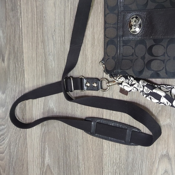 Coach Swing Body CrossBody with Coach Scarf as a Bonus - Picture 4 of 9